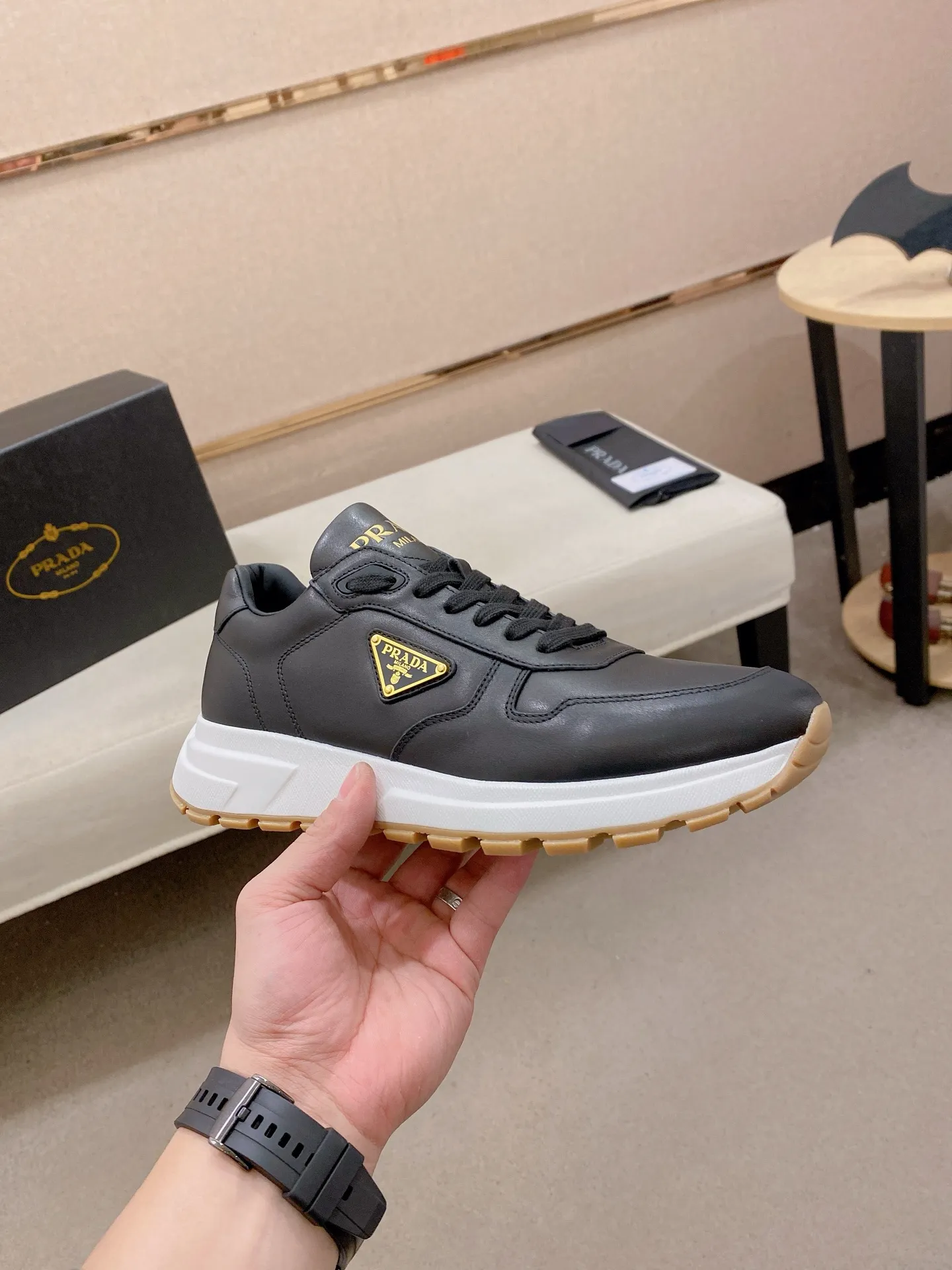 Factory price 600💰 ✔️✔️✔️Higher version High-quality new PRADA (Prada) counters are on the market at the same time. The new men's shoes and 😘fabrics are made of selected first-layer cowhide with superb craftsmanship. Lining: Full cowhide lining. 👍🏿 High-end ☄️ air-cushion molded anti-slip rubber outsole, exquisite lines, simple and elegant, comfortable and high-end for leisure travel. Code number: 38 to 44. 45.46 customized